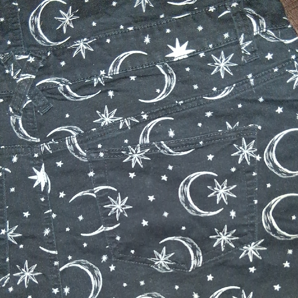 Hot Topic Denim Black Moon & Star Short Overalls for Kids - Picture 6 of 7